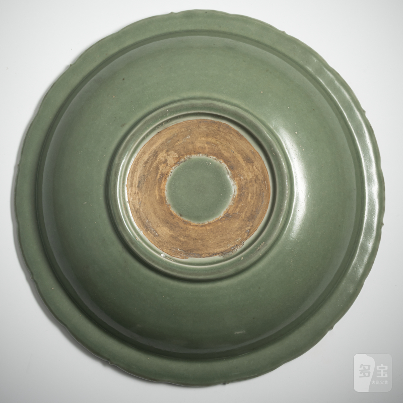 A floriform celadon qilin relief charger - 图3
